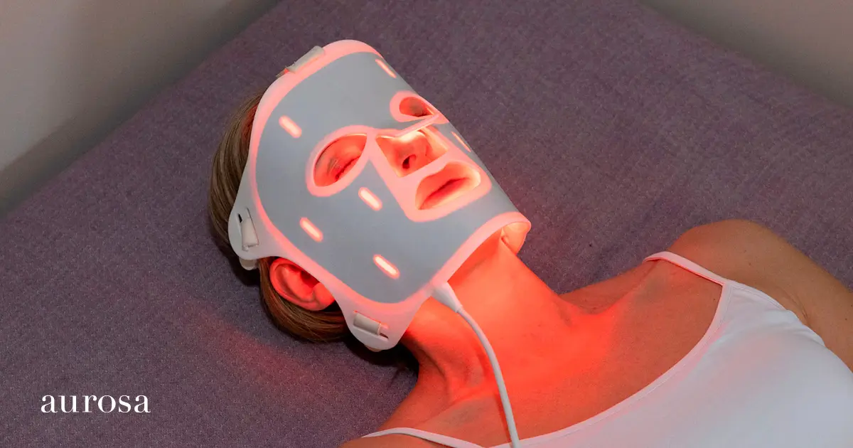 kvinde med aurosa led lysterapi ansigtsmaske og produktbillede
